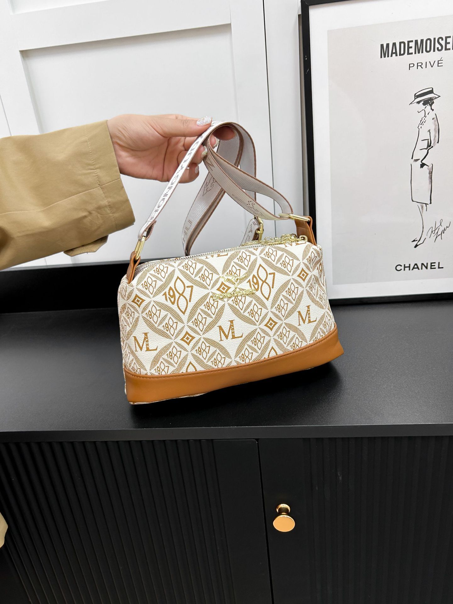 2025 New outdoor style luxury free delivery Designer Bag Leisure one shoulder bucket bag new personalized diagonal cross women's bag