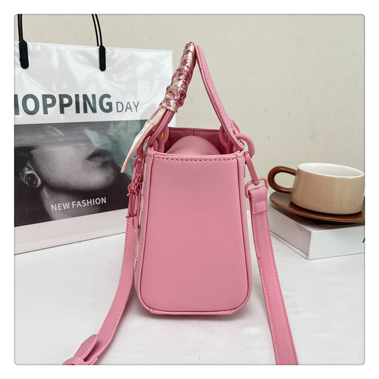 Free Shipping Designer Bag High End Light Luxury For Women 2025 New Crossbody Bag Versatile Fashionable Women's Handbag Heavy Embroidery Daifei H