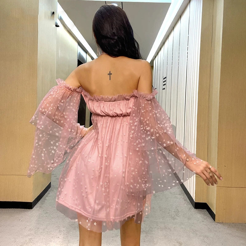 Long sleeved dress with a single neckline and short skirt exuding a relaxed commuting style. High waisted chest hugging dress