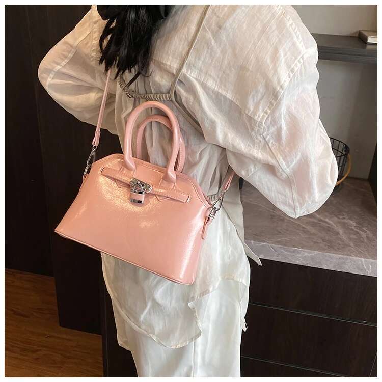 Hot Selling Trendy Minimalist Crossbody Bag For Women - Vintage Leather Messenger Purse With Chic Letter & Stylish Design Designer Bags