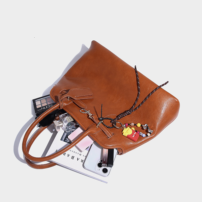 Niche Design High-end Handbag for Women 2024 Autumn Winter New Commuter Large Capacity Fashion Shoulder Bag