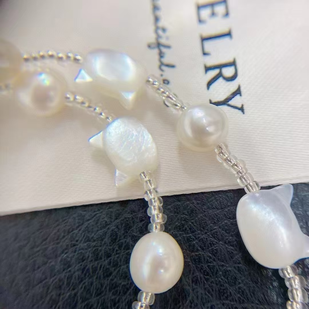 Sophisticated Feminine Accessory: Intricately Crafted Pearl Pendant Collar w/ Feline Motif