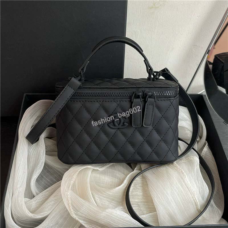 Free shipping fashion senior handbag small fragrance chain 2025 new ins ultra fire box Ling light large capacity shoulder crossbody bag makeup bag