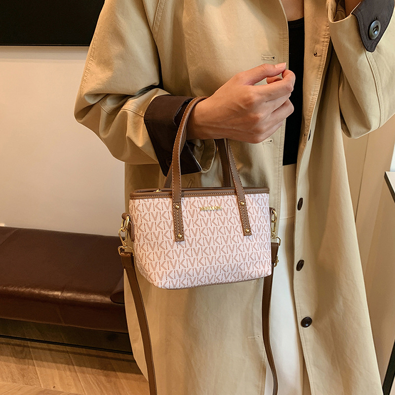 The new feeling prints the vegetable basket female bag popular crossbody bag fashionable commuting shoulder bag