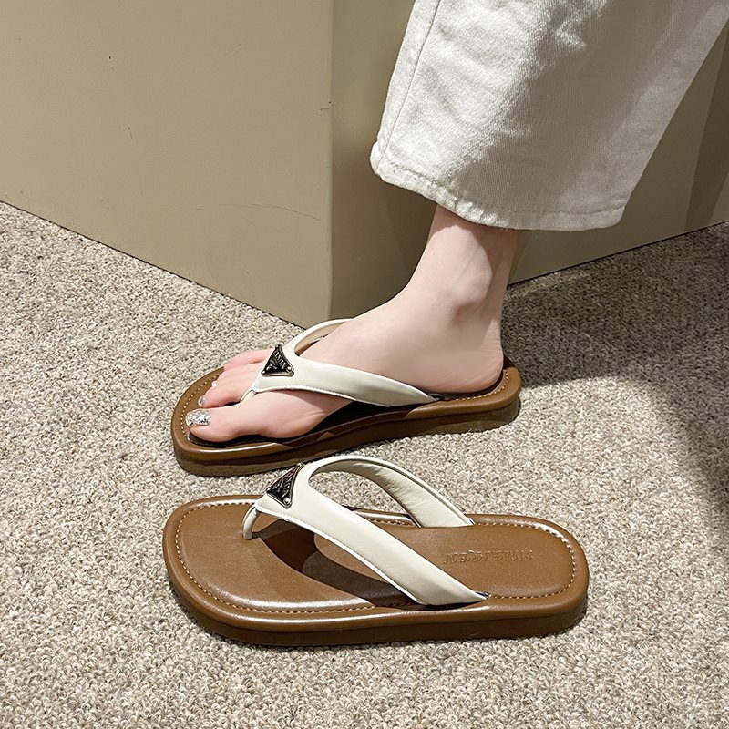 A word clip foot flip-flops beach beach small sense flat cool new slippers women summer wear