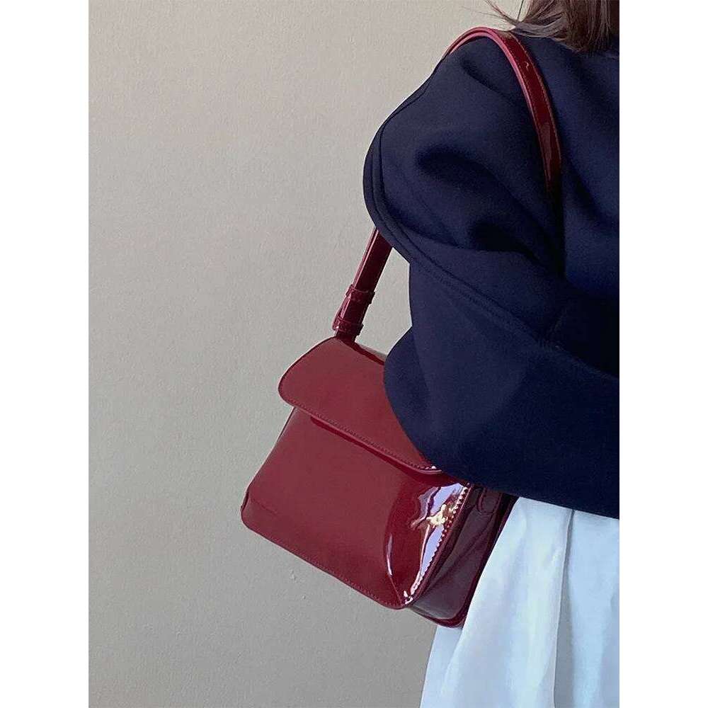 Wine Red PU Underarm 2023 New Women's Vintage Lacquer Leather Shiny Buckle Single Shoulder Elegant Crossbody Bag