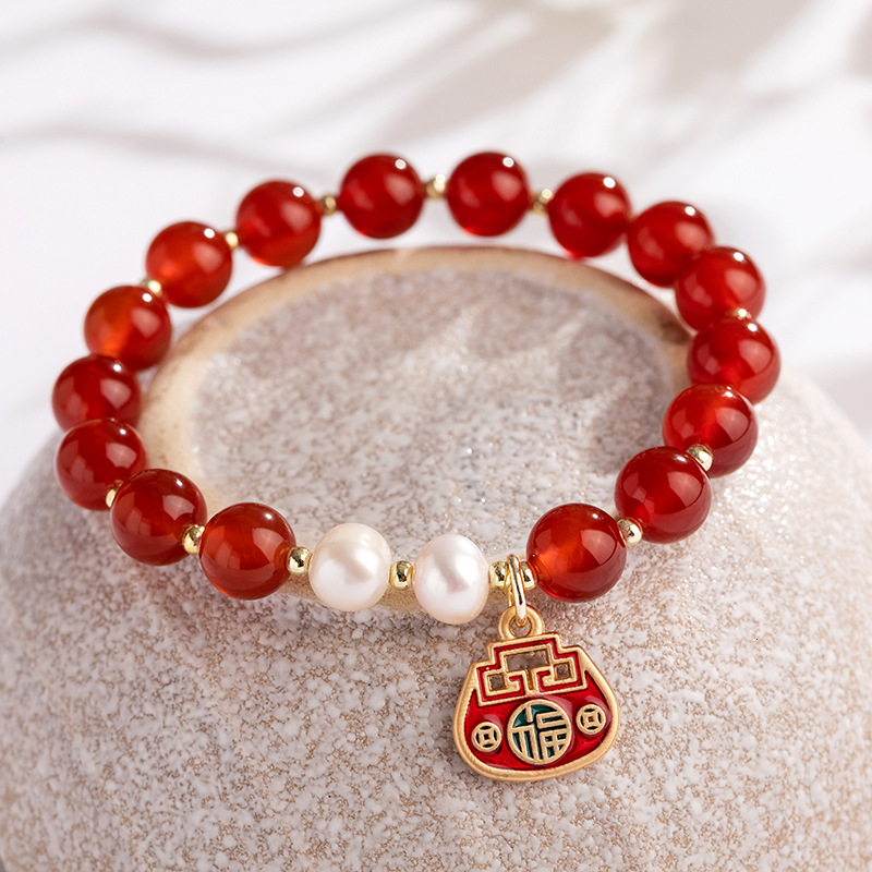 agate bracelet with good es, symbolizing bead pearls as New Year gifts and accessories for girls