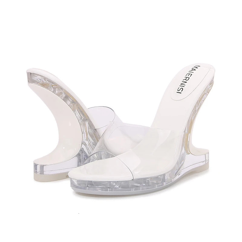 The summer highheeled sandals are versatile transparent banquet crystal shoes show the toes and worn with wedge hee 250526