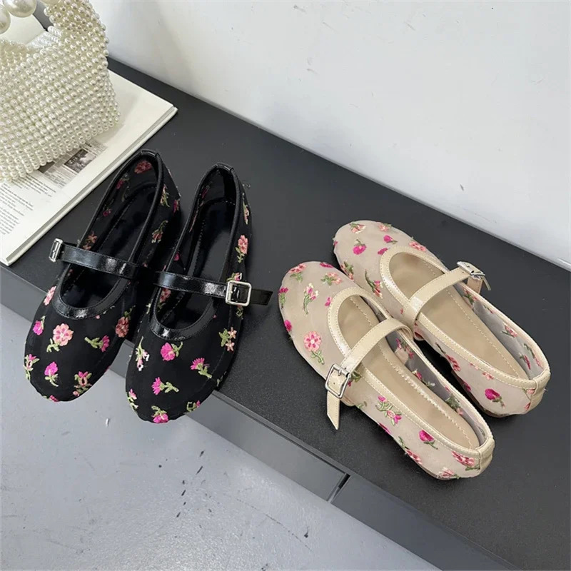 Equal ner Embroidered Flower Mesh Fabric Flat Heels Women Sandals Fashion Round Toe Buckle Strap Casual Mule Shoes 250526