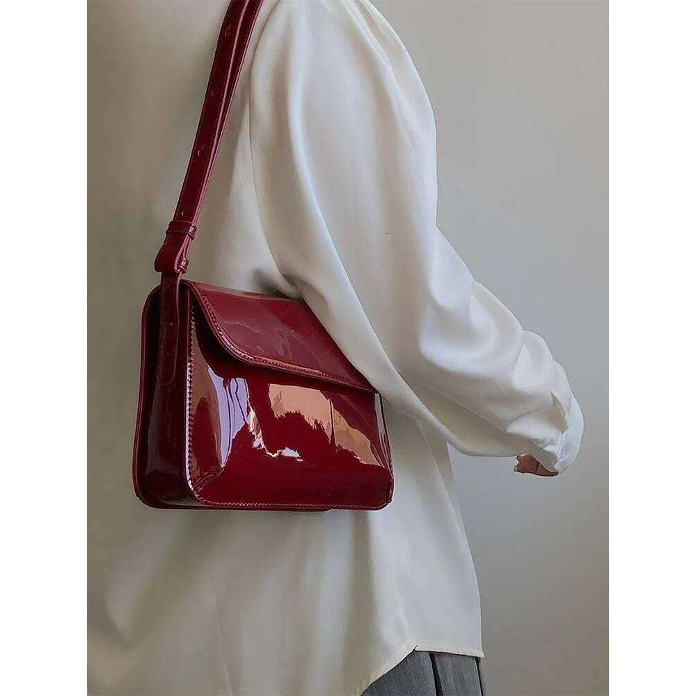 Wine Red PU Underarm 2023 New Women's Vintage Lacquer Leather Shiny Buckle Single Shoulder Elegant Crossbody Bag