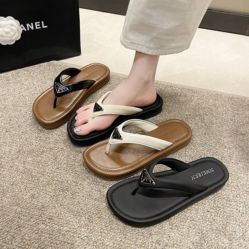 A word clip foot flip-flops beach beach small sense flat cool new slippers women summer wear