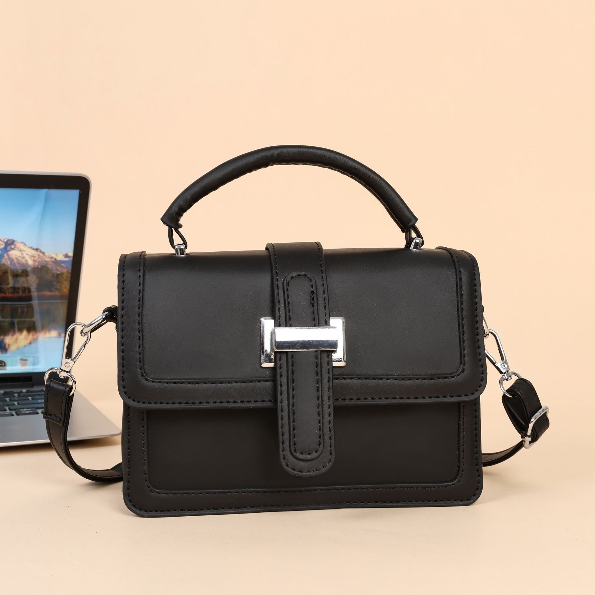 Top brand new free designer bag 2025 new multifunctional crossbody bag fashionable Western style single shoulder small square bag Korean version free 