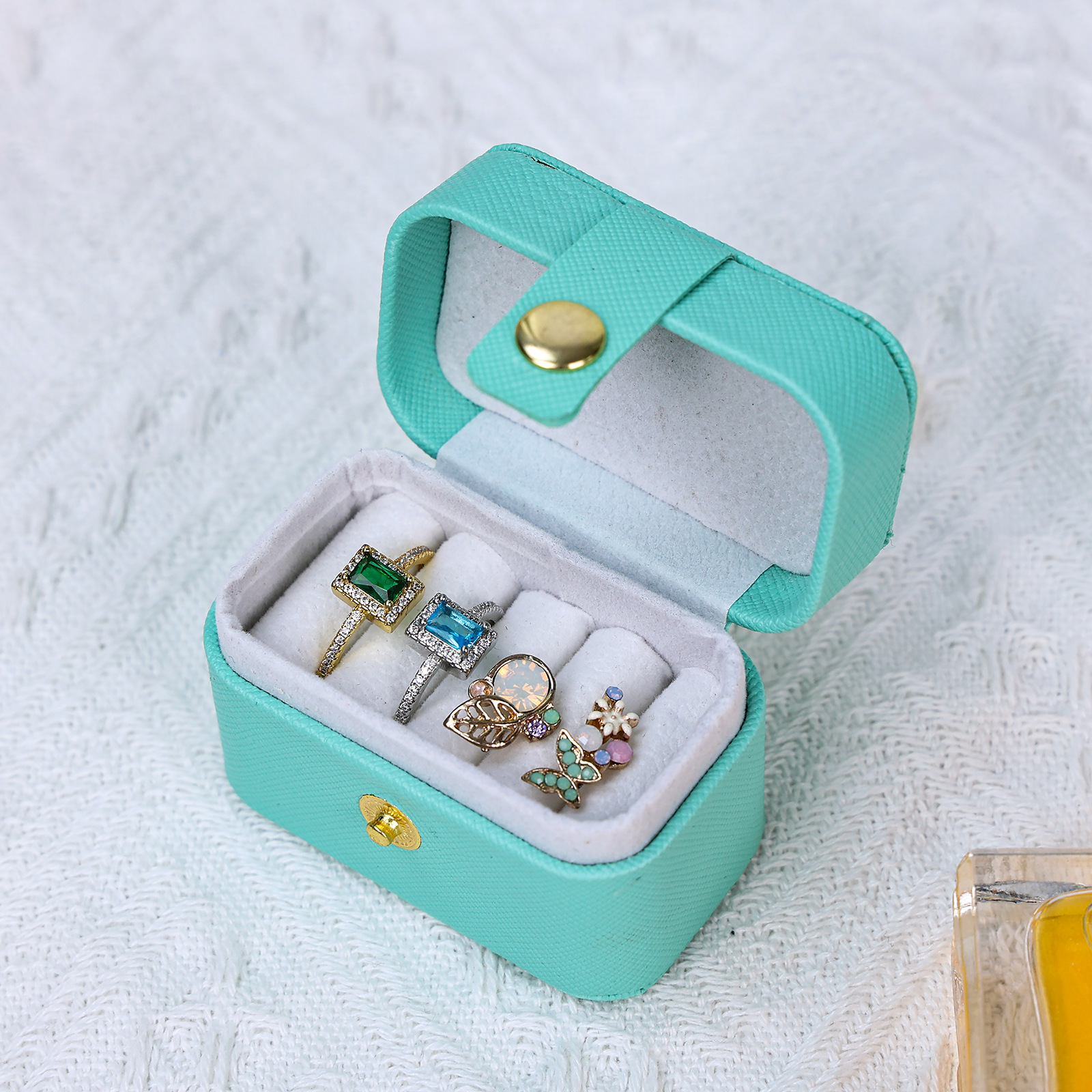 Portable PU Leather Jewelry Case for Travel - Compact and Sturdy