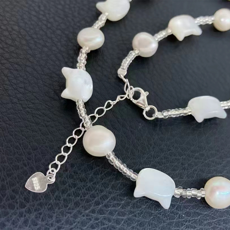 Sophisticated Feminine Accessory: Intricately Crafted Pearl Pendant Collar w/ Feline Motif