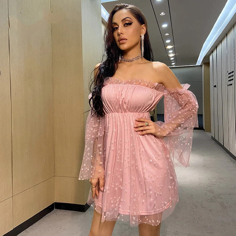 Long sleeved dress with a single neckline and short skirt exuding a relaxed commuting style. High waisted chest hugging dress