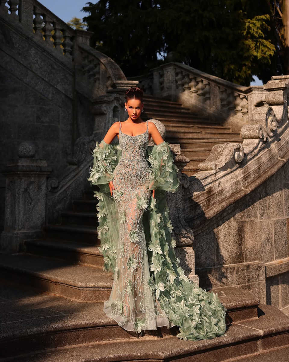 Luxurious Evening Dresses For Women Spaghetti Straps Sleeveless Wrap Gown Crystal Appliques Sweep Train Dress Party Customized Dress