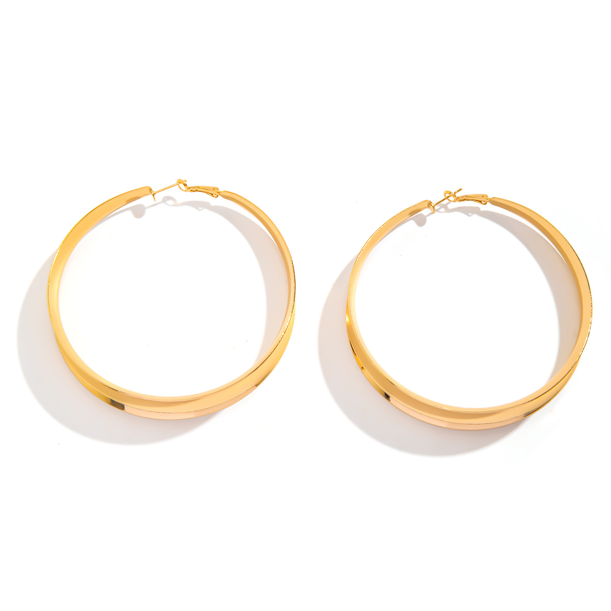 New Women Fashionable Geometric Hollow Shiny Large Metal Circle Earrings for a Slimming Facial Effect