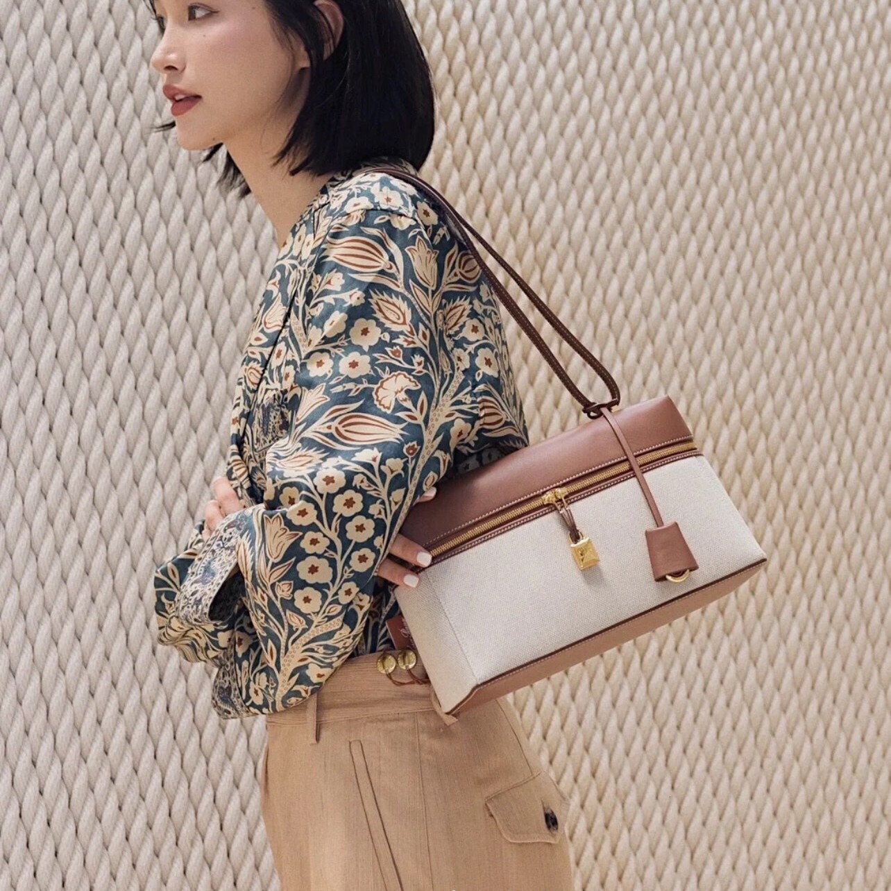 Brand High Quality New Style niche lunch box women's shoulder crossbody bag cowhide style simple and fashionable small square bag New Free Delive