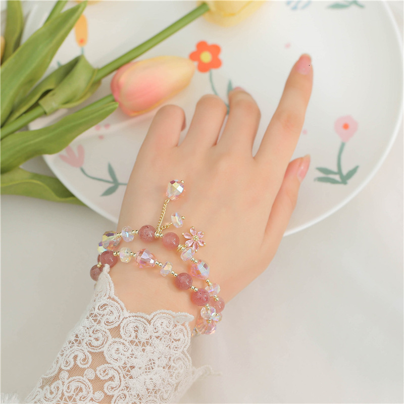 Fashionable and minimalist strawberry crystal micro inlaid zircon bracelet, women's doubles circle, niche flower pendant, gift bracelet accessory