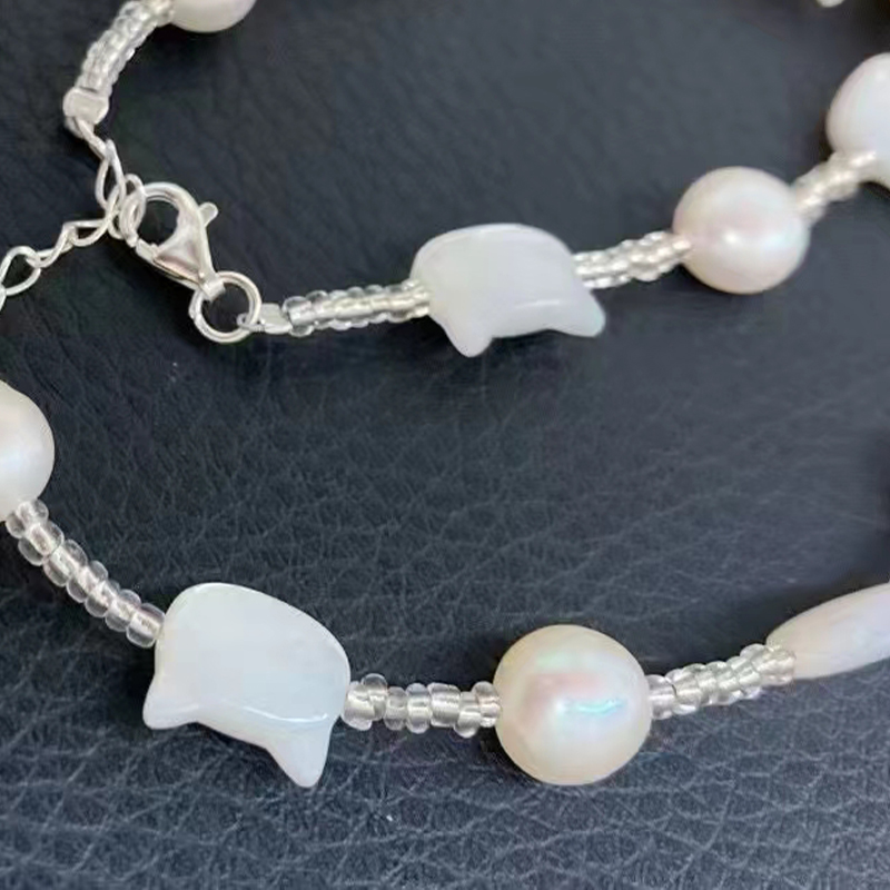 Sophisticated Feminine Accessory: Intricately Crafted Pearl Pendant Collar w/ Feline Motif