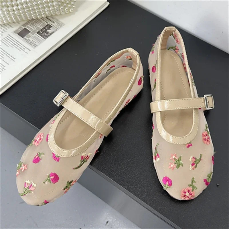 Equal ner Embroidered Flower Mesh Fabric Flat Heels Women Sandals Fashion Round Toe Buckle Strap Casual Mule Shoes 250526