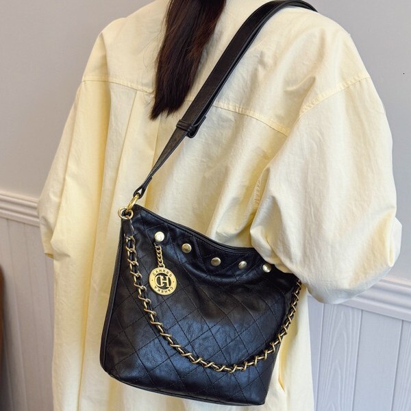 Minimalist Handbag Underarm 2025 New Quilted Casual Shoulder Crossbody Women's Fashionable Bag