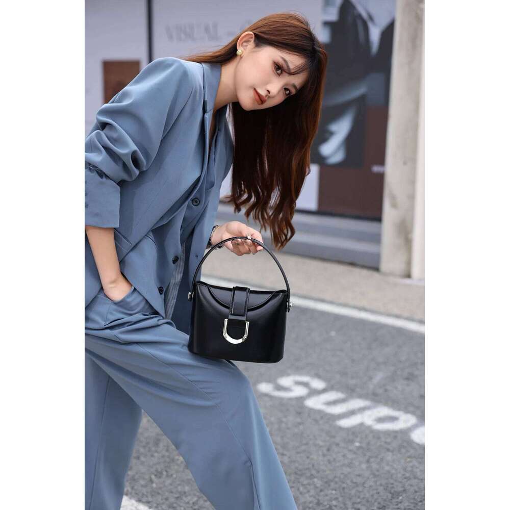 Ladies' fashionable leather horseshoe buckle single shoulder crossbody bag