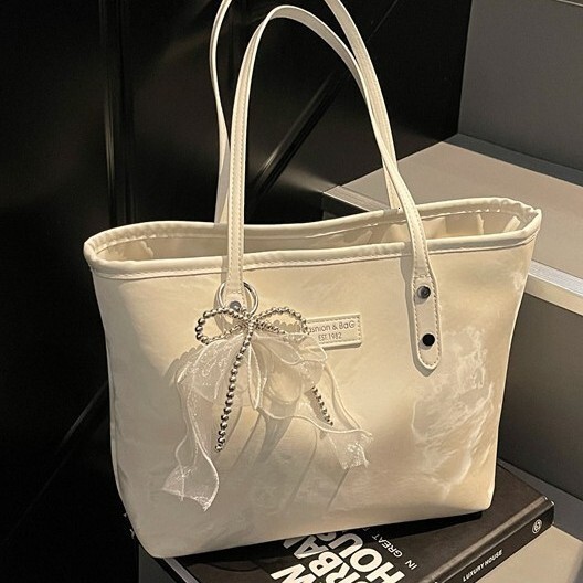 Trendy and Stylish Underarm for Women 2025 New Fashion Single Shoulder Korean Version Casual Design Commuter Tote Bag