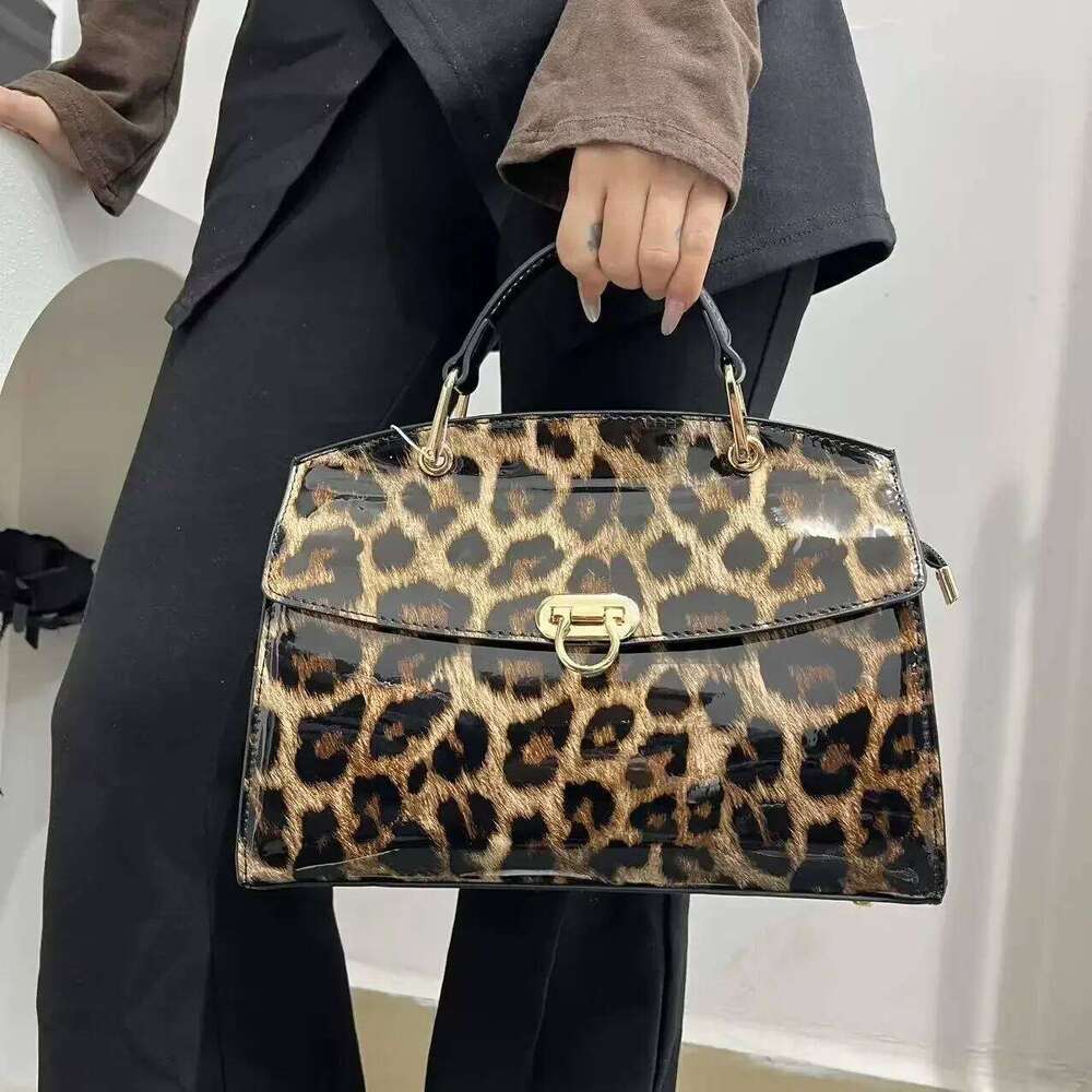 Women's Bags Designer Ladies' Fashionable Personalized Leopard Print Tote With Large Capacity And Bright Surface, Elegant Flip Shoulder Bag