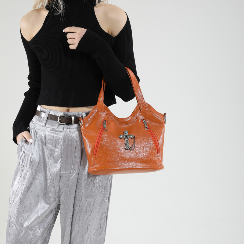 New Stylish and Trendy Handbag for Women, Light Luxury Shoulder Bag, Commuter Crossbody Bag