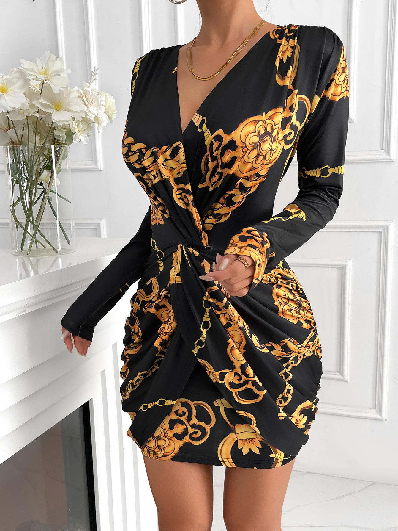 New womens dress with fashionable temperament printed long sleeved V-neck hip hugging elastic short skirt for banquet