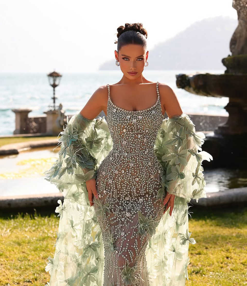 Luxurious Evening Dresses For Women Spaghetti Straps Sleeveless Wrap Gown Crystal Appliques Sweep Train Dress Party Customized Dress