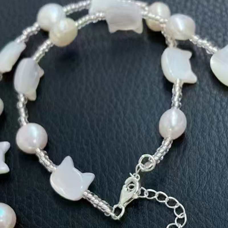 Sophisticated Feminine Accessory: Intricately Crafted Pearl Pendant Collar w/ Feline Motif