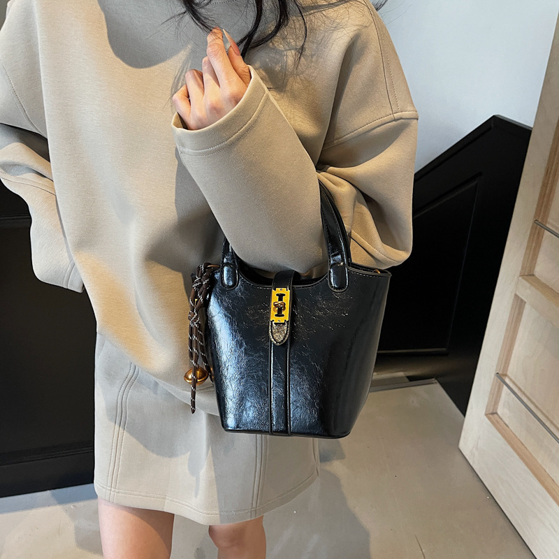 Women's Fashionable Retro Hand-held Bucket Bag Free Shipping New Casual Designer Shoulder Bag High-end Versatile Handbag Vegetable Basket