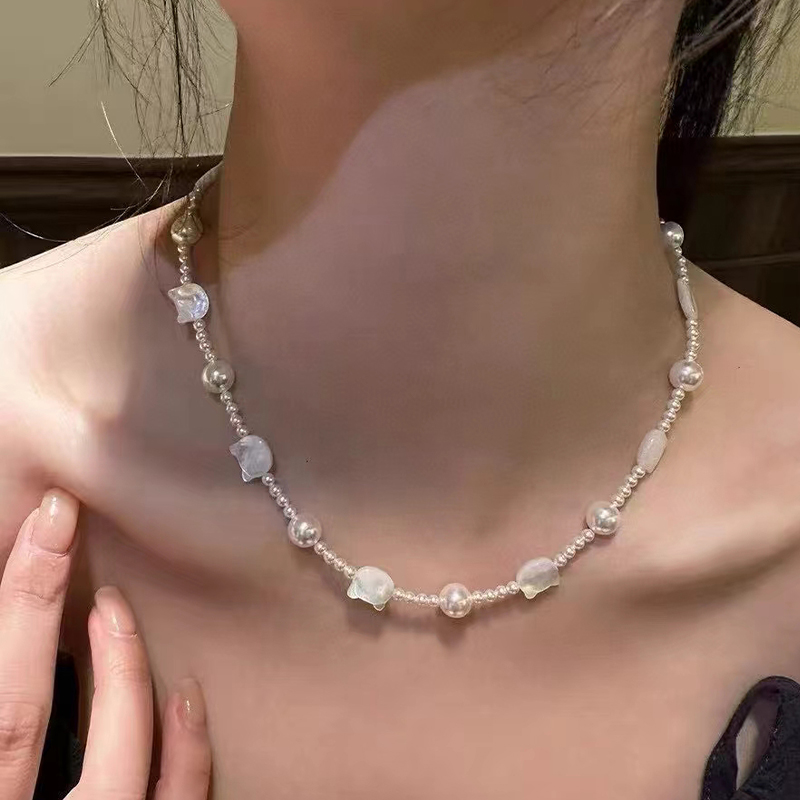 Sophisticated Feminine Accessory: Intricately Crafted Pearl Pendant Collar w/ Feline Motif