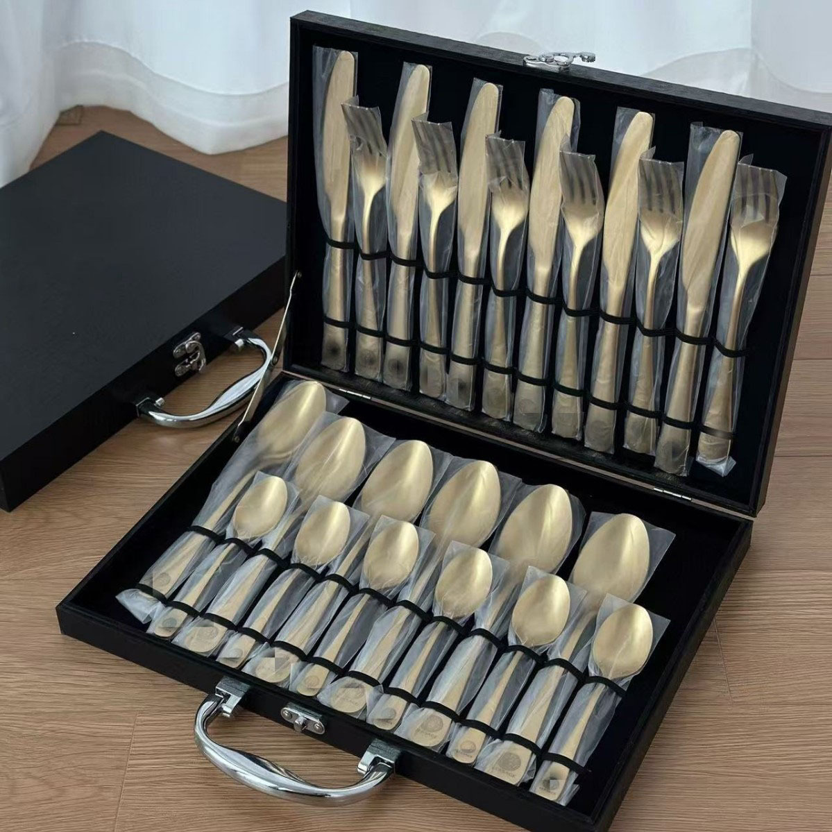 Stainless steel knife, fork and spoon 24-piece set of tableware, Western-style steak knife, fork and spoon, European-style tableware gift box set