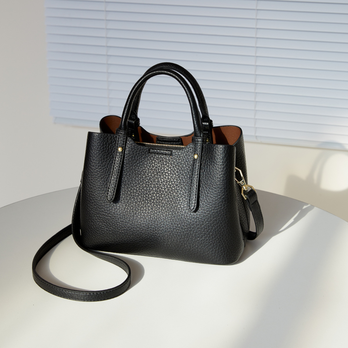 Free Shipping Designer Bag Handbag Extremely Simple Yet Luxurious New Womens Bag 2025 New Fashionable Versatile Shoulder Bag Soft Leather Casual Women