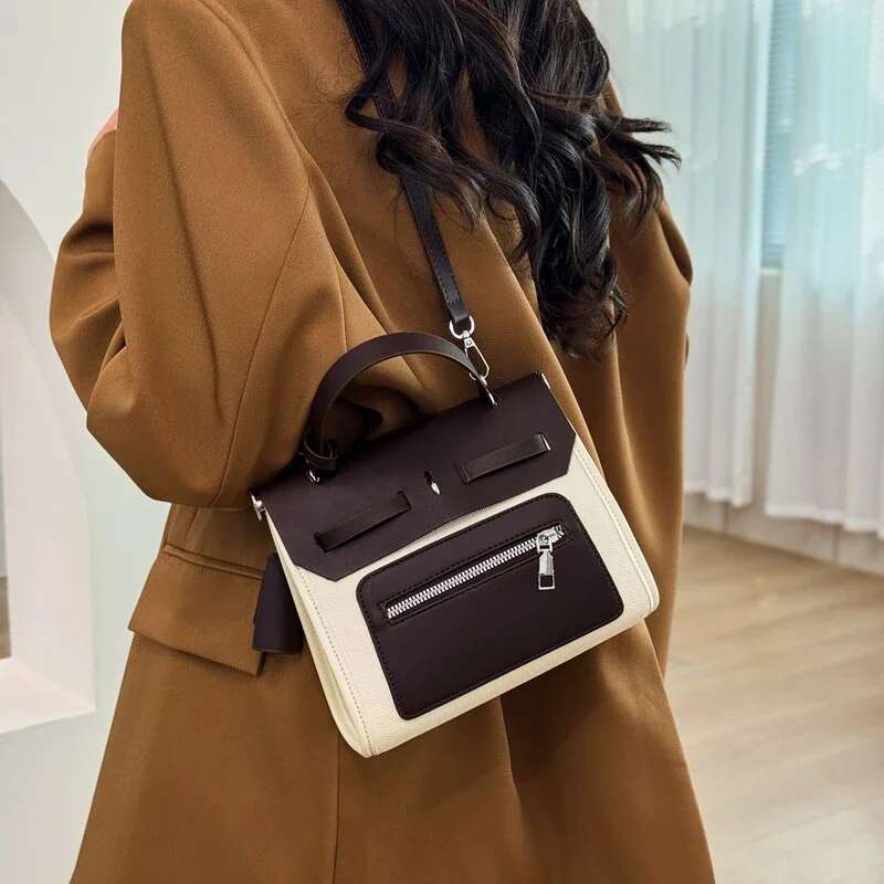 Modern Retro Leather Clutch Bag Convertible Shoulder Strap Design Textured Surface For Casual Elegance