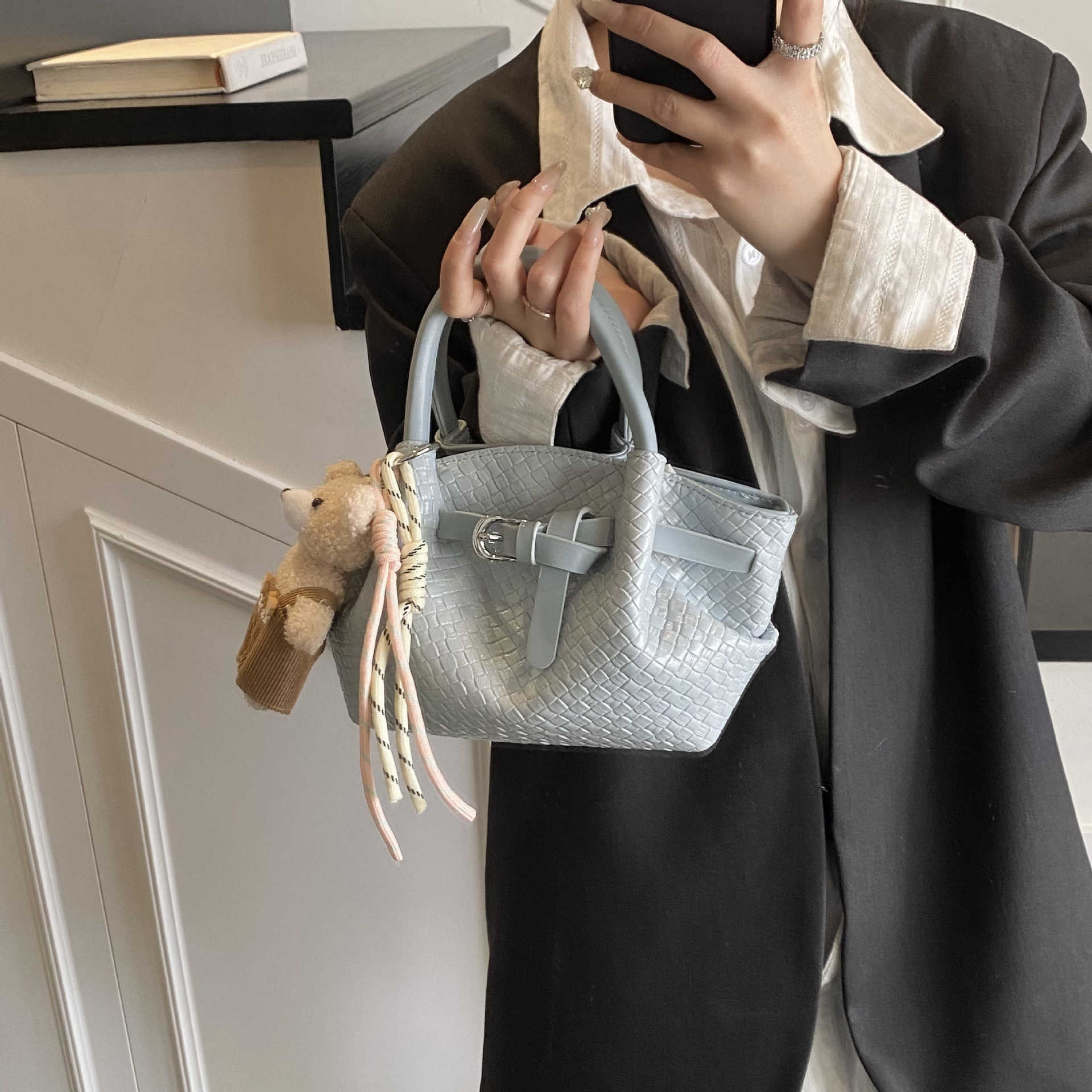 High-End Handheld Basket for Women 2025 New Fashion Woven Pattern Shoulder Versatile Commuter Crossbody Bag