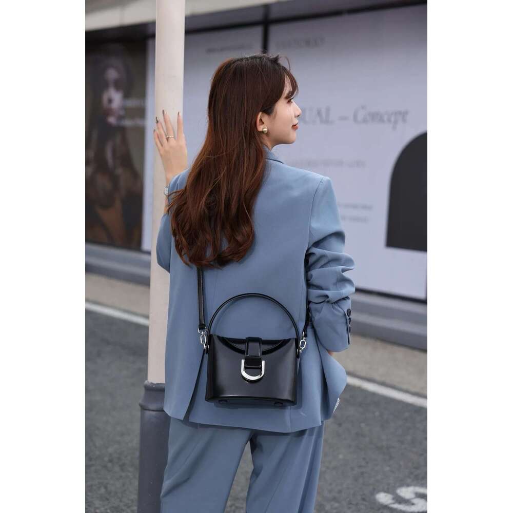 Ladies' fashionable leather horseshoe buckle single shoulder crossbody bag