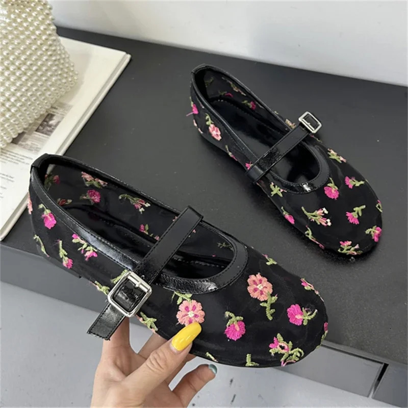 Equal ner Embroidered Flower Mesh Fabric Flat Heels Women Sandals Fashion Round Toe Buckle Strap Casual Mule Shoes 250526