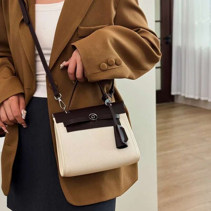 Modern Retro Leather Clutch Bag Convertible Shoulder Strap Design Textured Surface For Casual Elegance