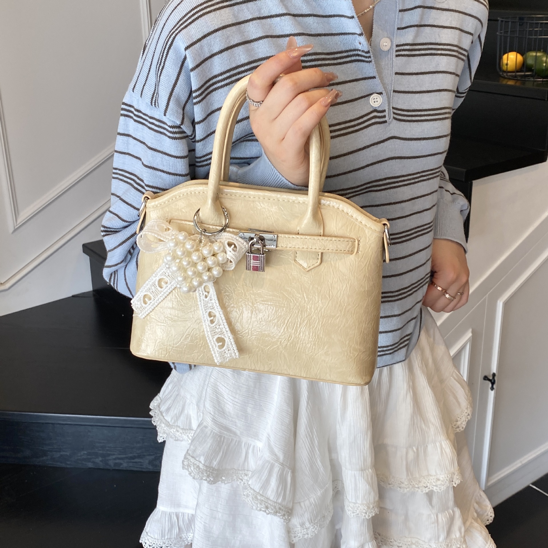 Niche Bowknot Pearl Handbag for Women 2025 New Simple Fashion Shell Commuter Shoulder Crossbody Bag