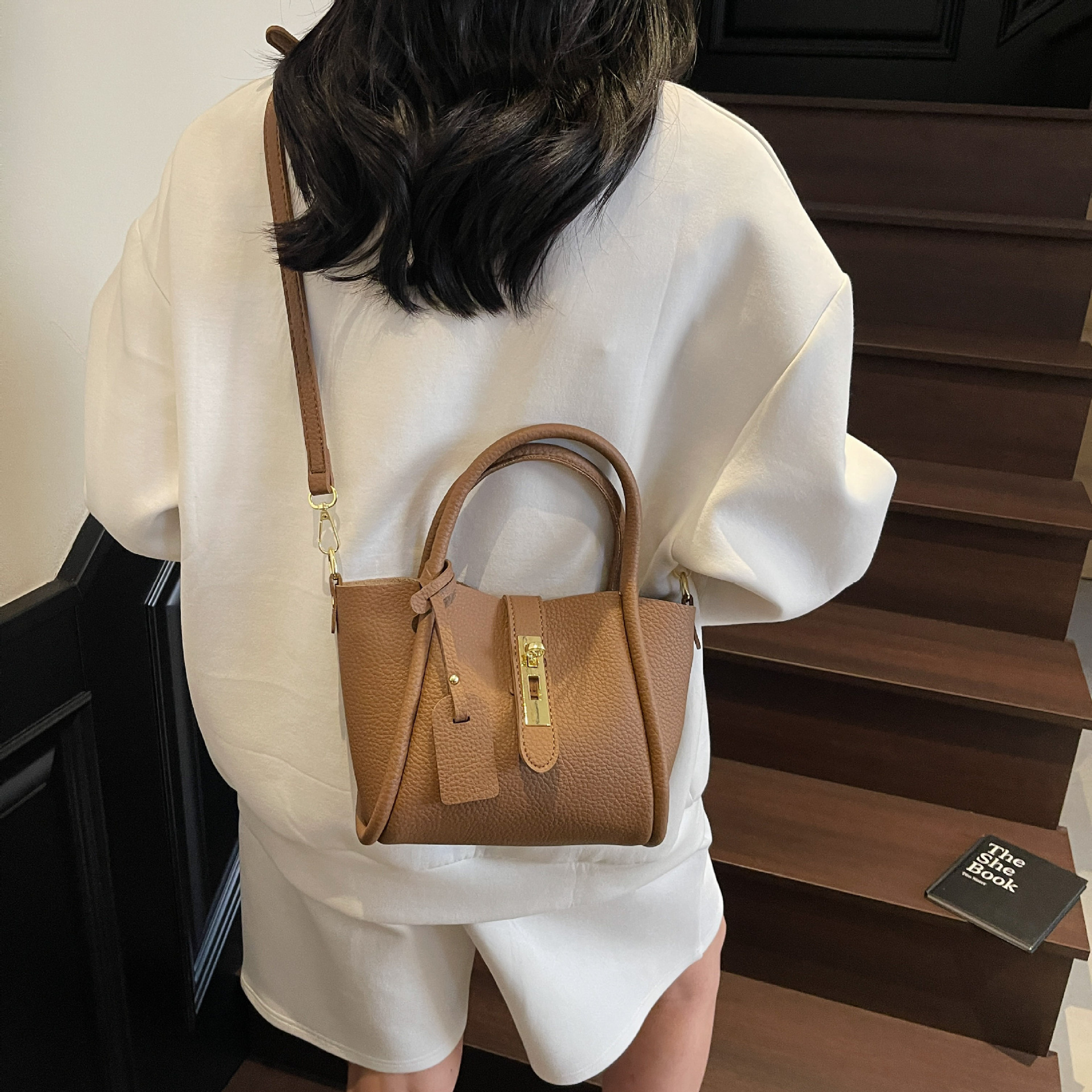 French Style Niche Handbag for Women 2025 New Fashion Light Luxury Shoulder Commuter Versatile Crossbody Bag