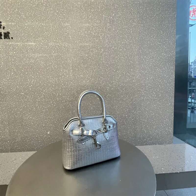 Retro Straw Shell Fashion Design New Style Women s Handbag Casual Versatile Commuting Contrast Color Canvas Messenger Bag bag