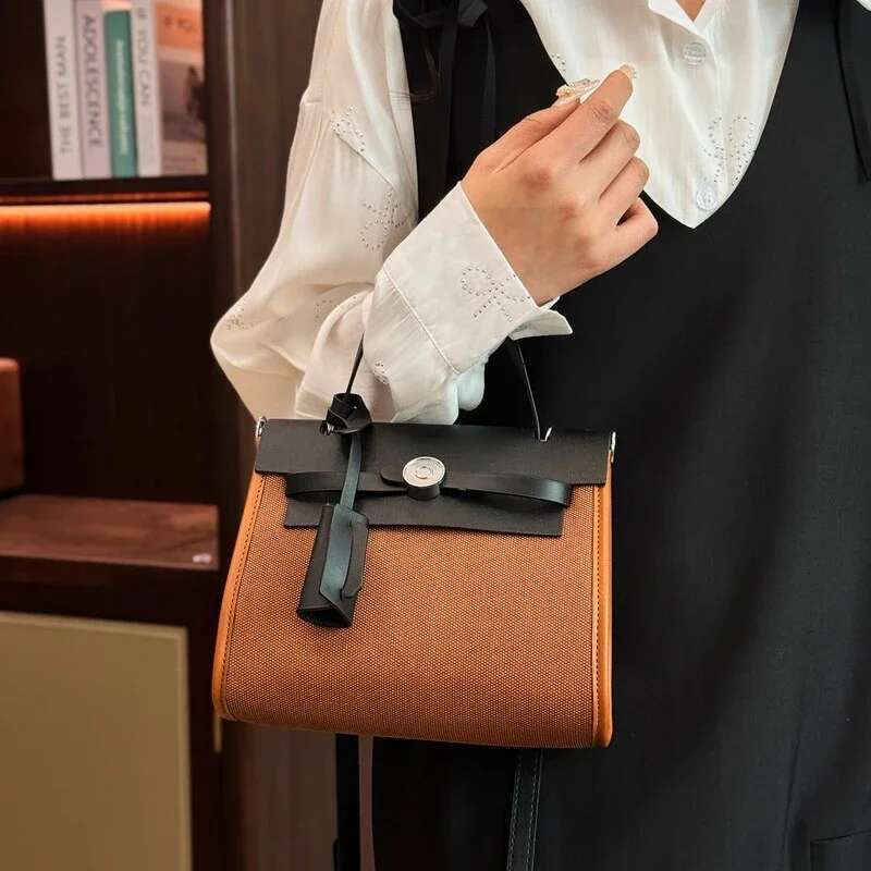 Modern Retro Leather Clutch Bag Convertible Shoulder Strap Design Textured Surface For Casual Elegance