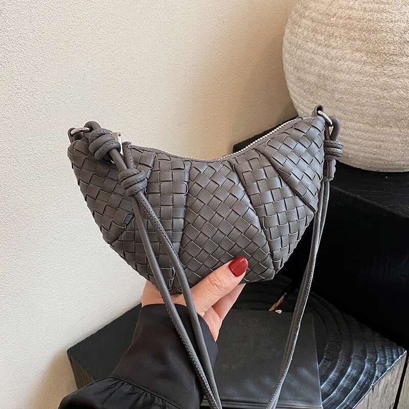 Premium Niche Design Hand-Woven Simple Croissant Crescent Shoulder Armpit Bag