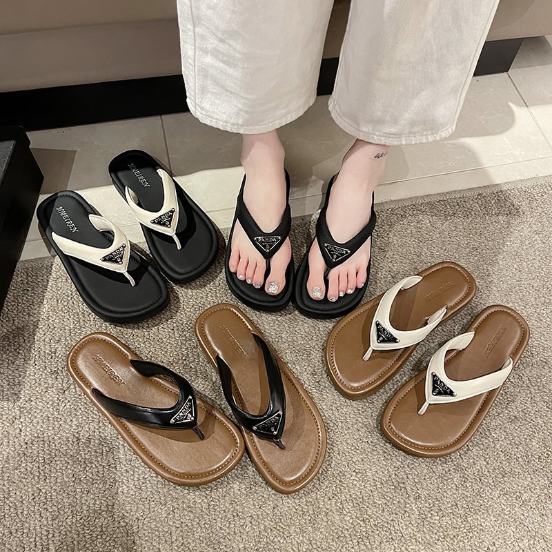 A word clip foot flip-flops beach beach small sense flat cool new slippers women summer wear