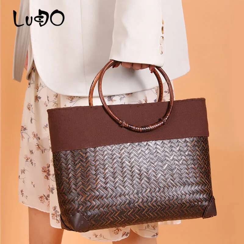 Designer Bag LUCDO Rattan Weave Wooden Handle Retro Ladies Fashion Handmade Retro Bamboo Handbag Old Straw Woven Bags For Women Totes