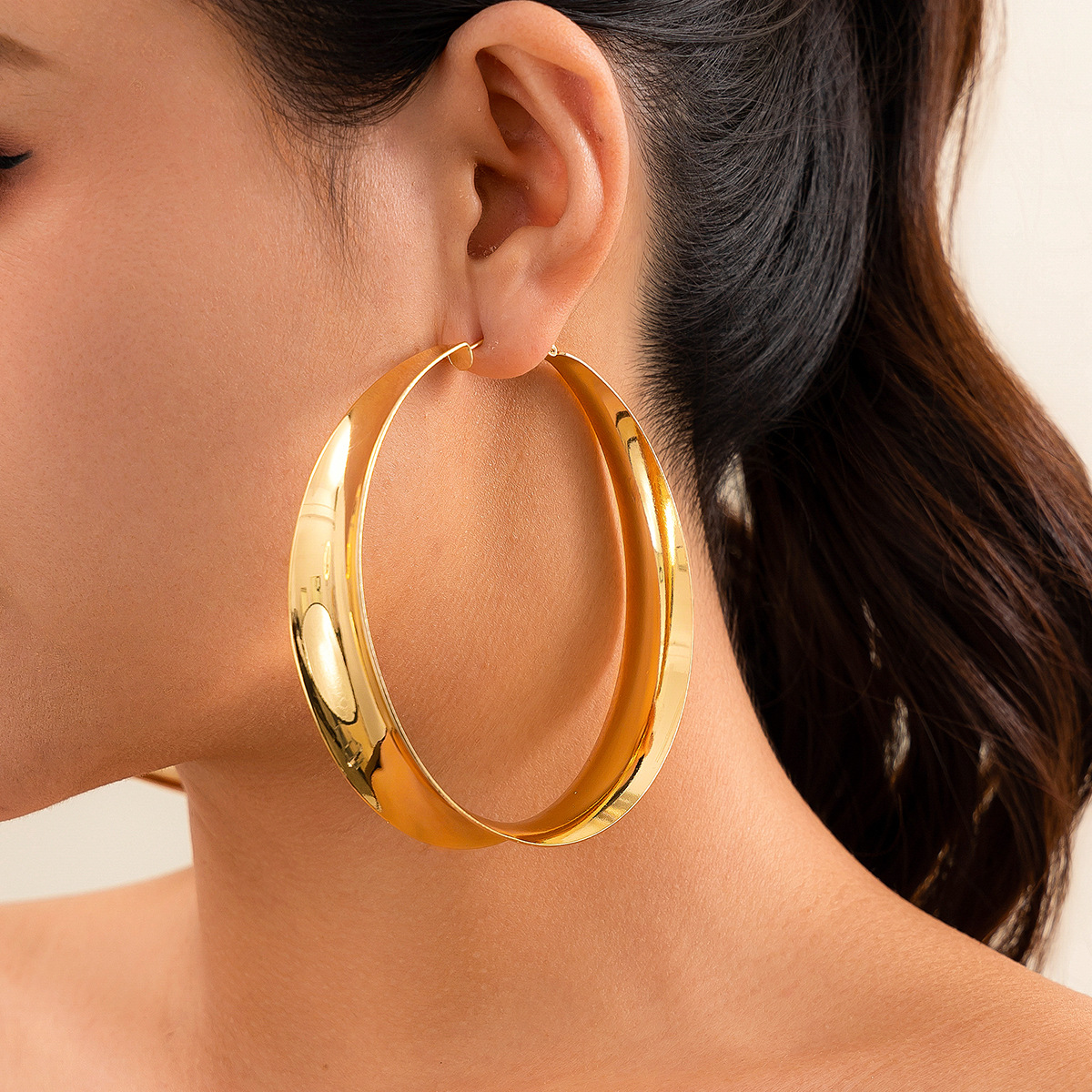 New Women Fashionable Geometric Hollow Shiny Large Metal Circle Earrings for a Slimming Facial Effect